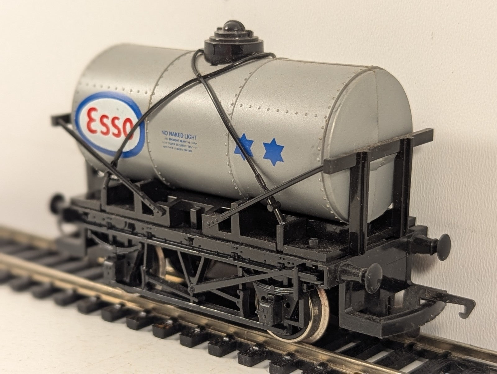 Hornby Railways R008 OO Gauge Esso Tank Wagon