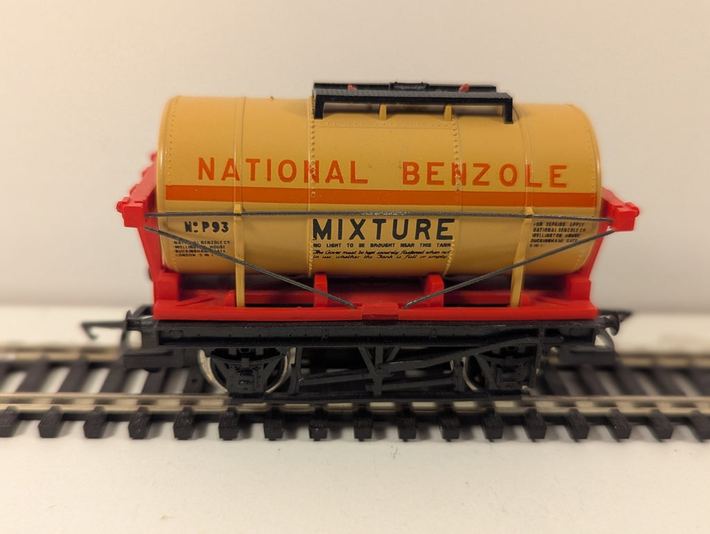 Hornby R221 OO Gauge National Benzole Tank Wagon
