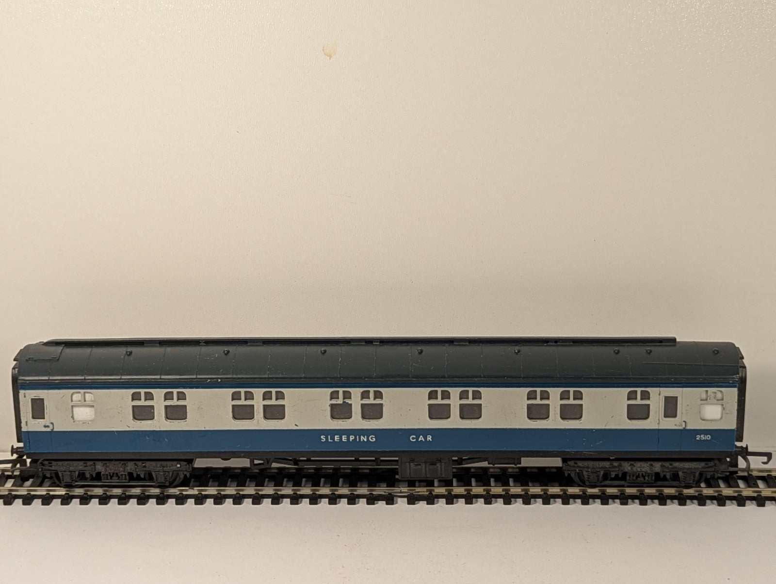 Hornby R339 OO Gauge BR Blue/Grey Mk1 Sleeper Coach No. 2510