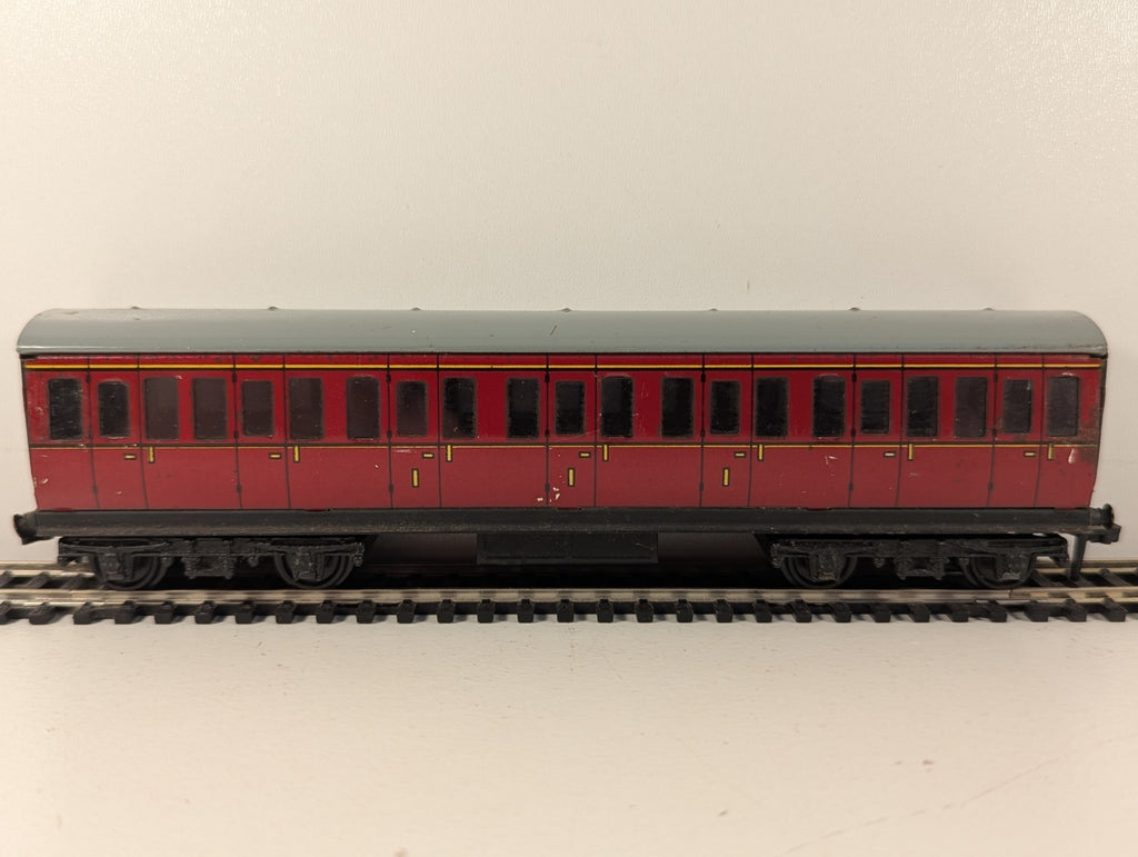 Hornby Dublo OO Gauge BR Mk1 Suburban Composite Coach Maroon