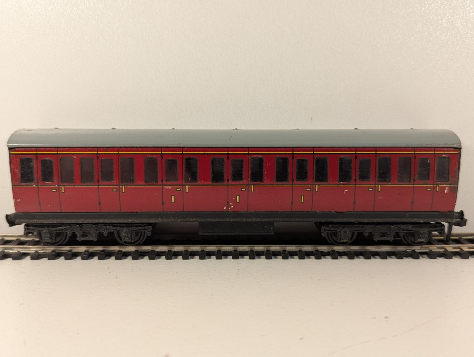 Hornby Dublo OO Gauge BR Mk1 Suburban Composite Coach Maroon