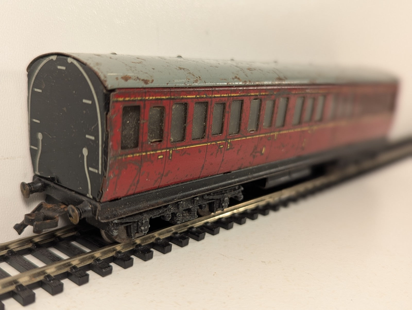 Hornby OO Gauge Passenger Coach LMS Maroon