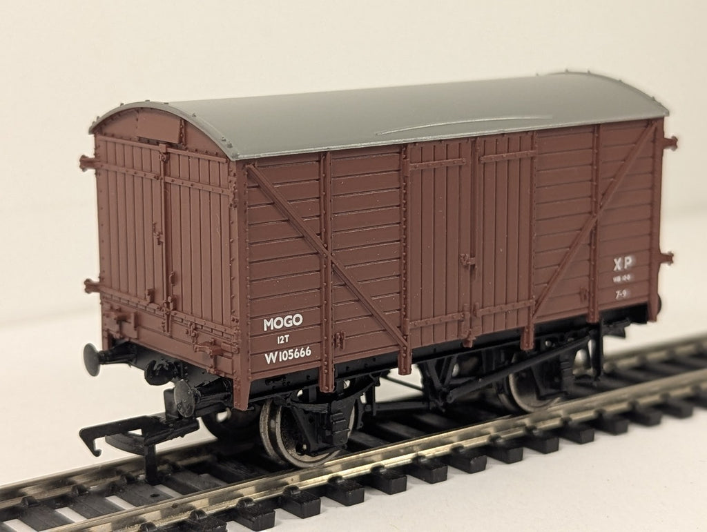 Bachmann OO Gauge 12 Ton Mogo Van Goods Van W105666 BR Brown 37-777