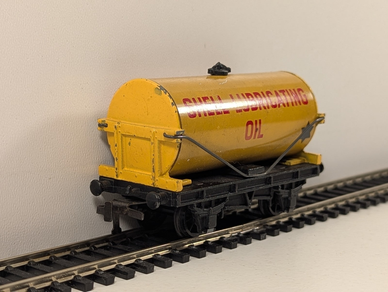 Hornby Dublo 32082 OO Gauge Shell Lubricating Oil Tanker - Wrong Box