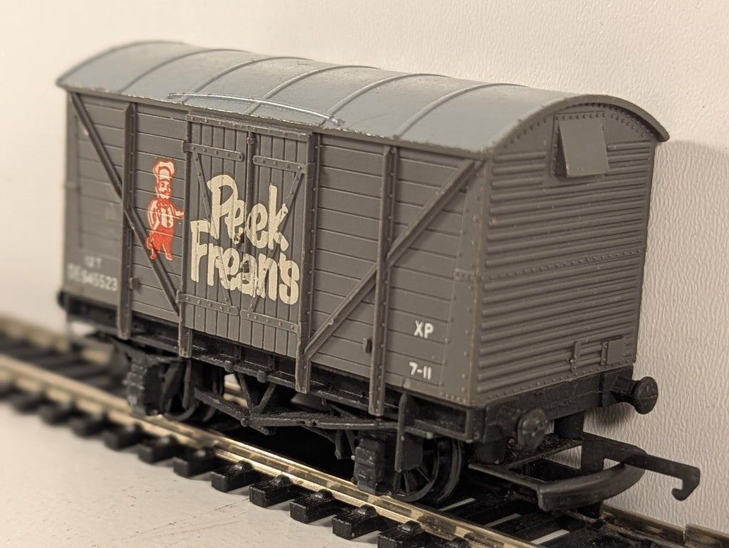 Wrenn W4318P/A OO Gauge Peek Frean’s Ventilated Van