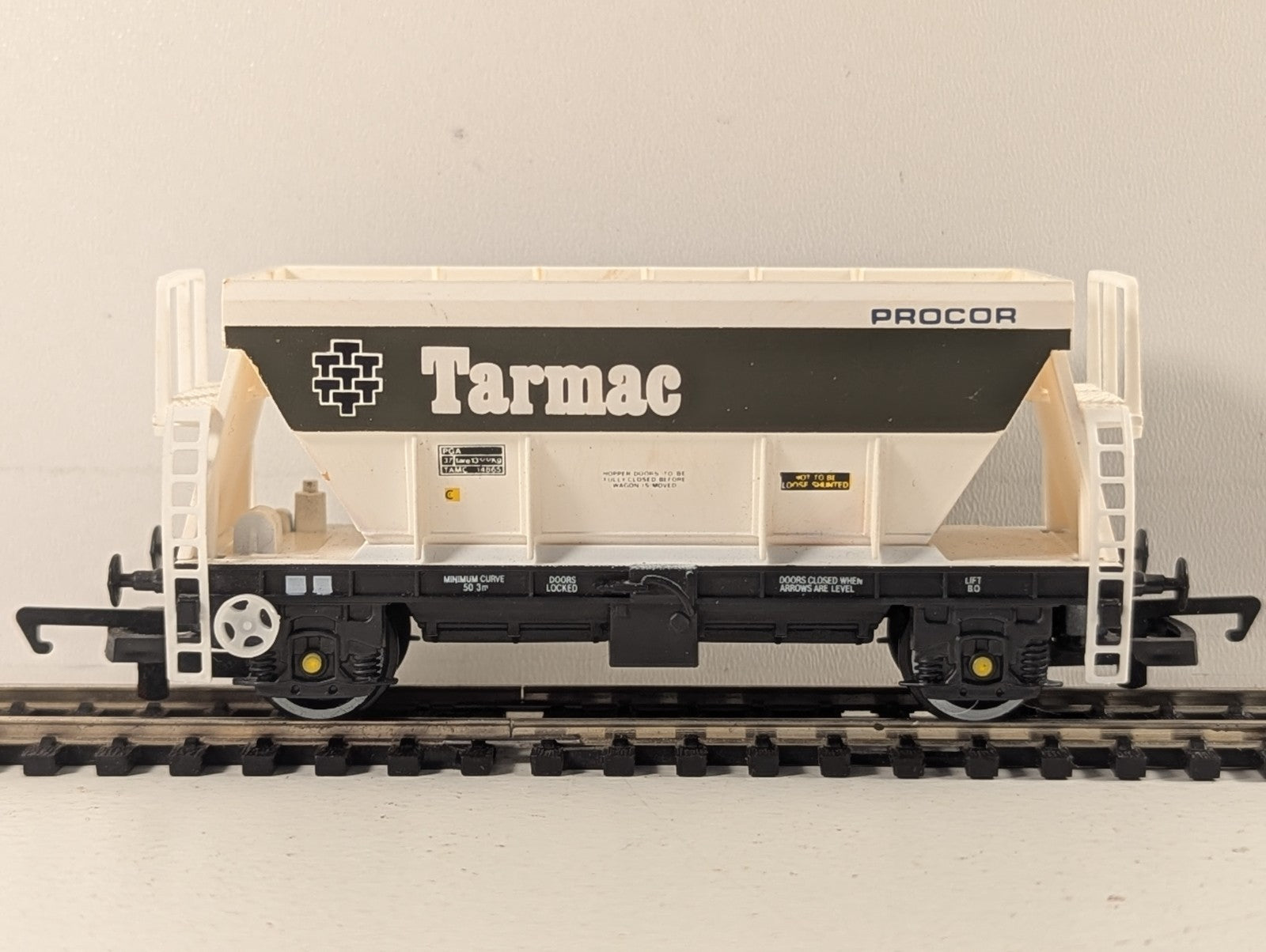 Hornby OO Gauge PGA Hopper Wagon Goods Wagon TAMC 14865 Tarmac R014