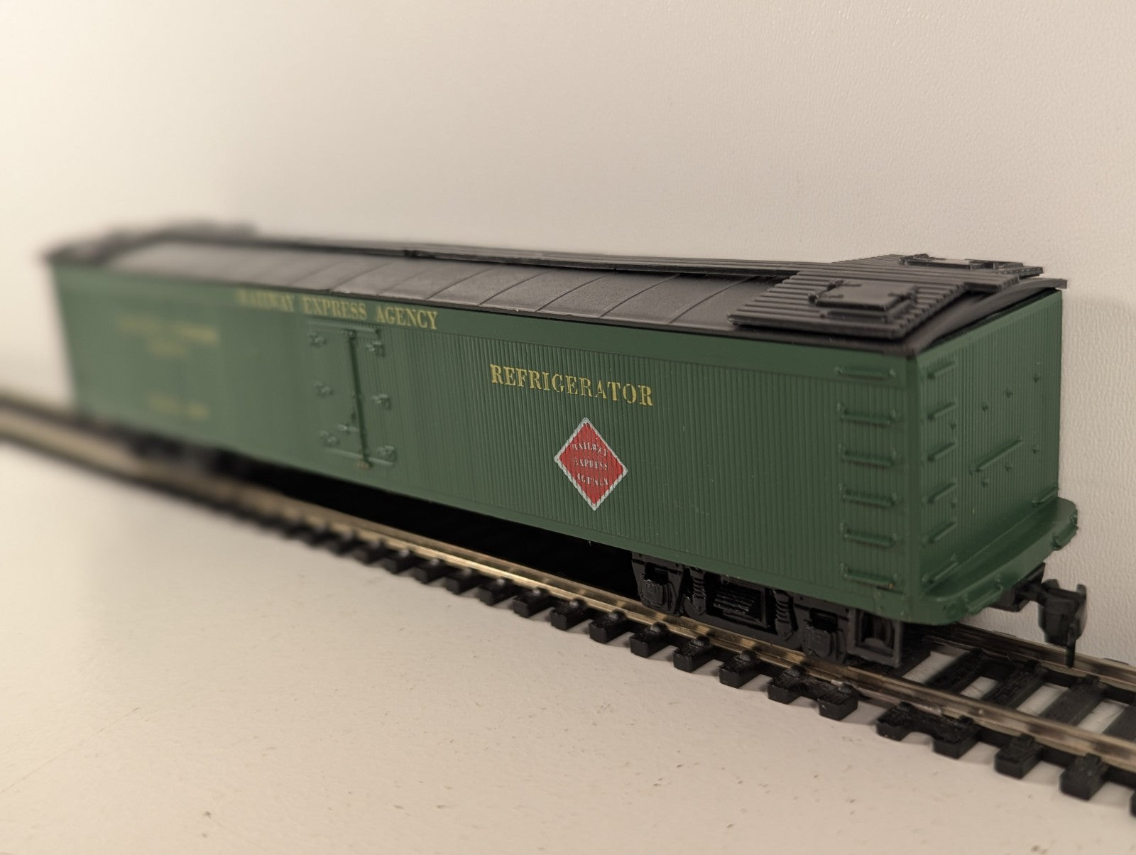 Roundhouse MDC Express Refrigerator Car – REA HO Scale