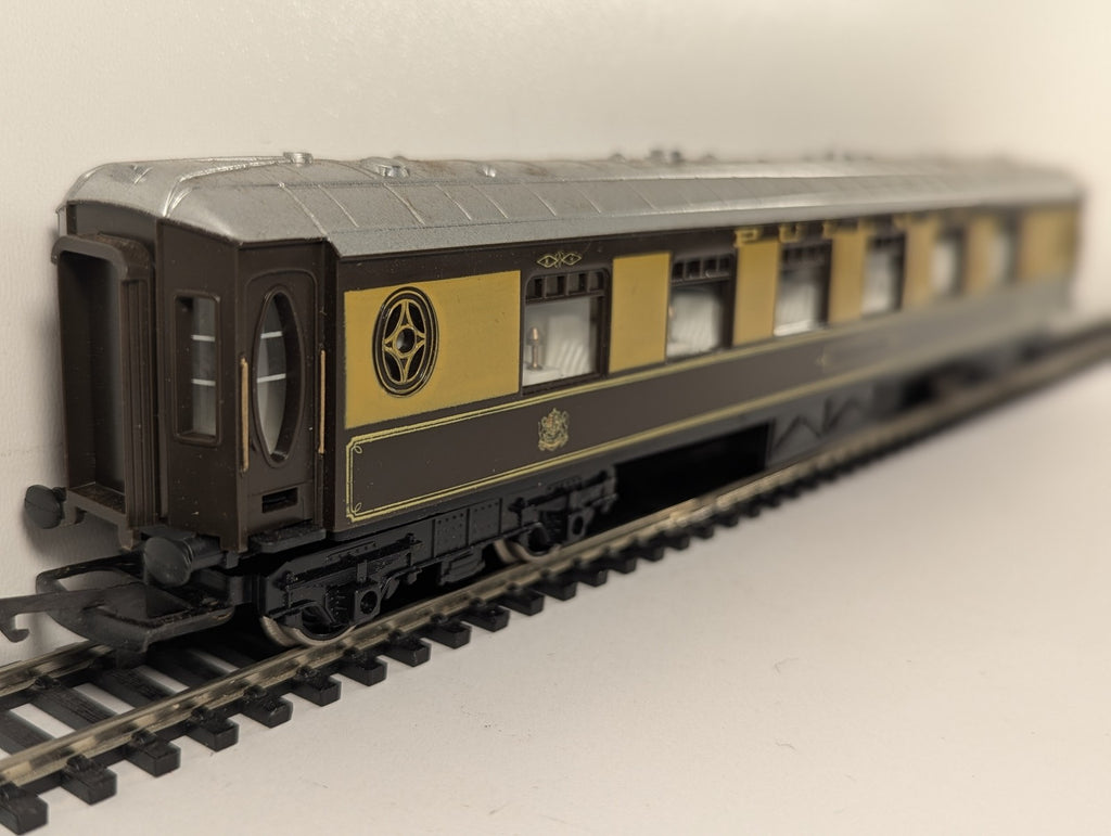 Hornby OO Gauge Pullman Car Lucille Passenger Coach Pullman Umber and Cream