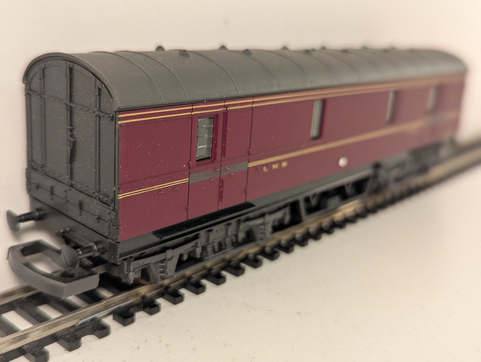 Lima 305358 LMS Maroon GUV Bogie Parcels Van OO Gauge Boxed