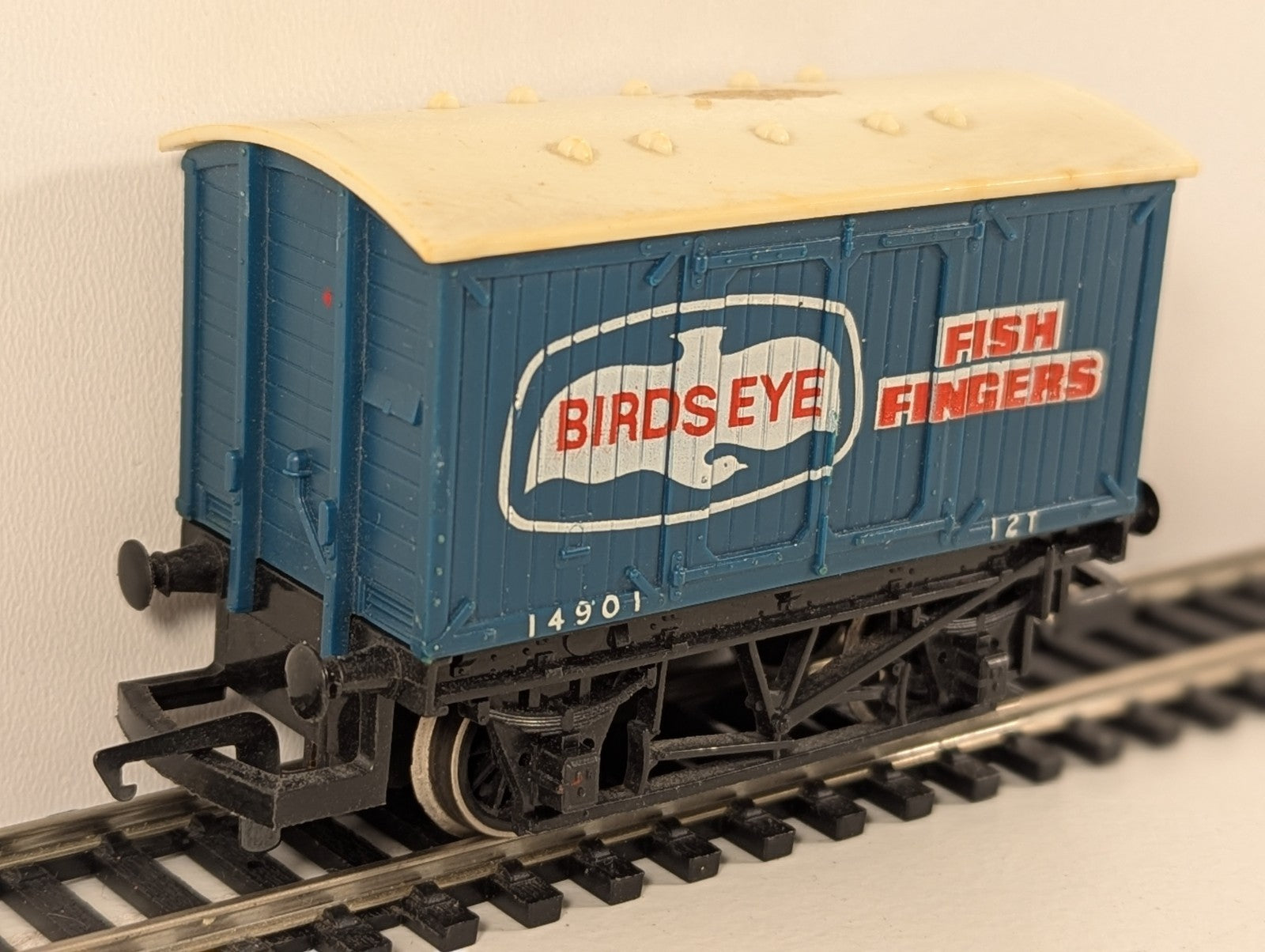 Hornby R105 Birds Eye Fish Fingers Van – OO Gauge