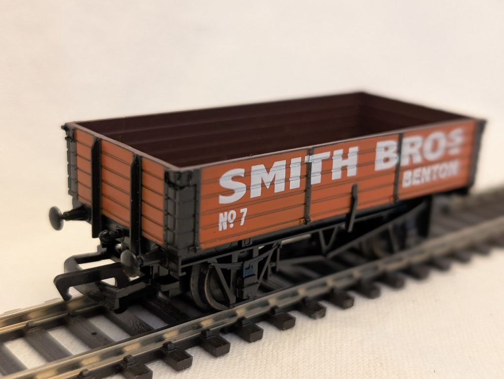 Hornby OO Gauge 7 Plank Wagon Smith Bros Benton Goods Wagon R6224