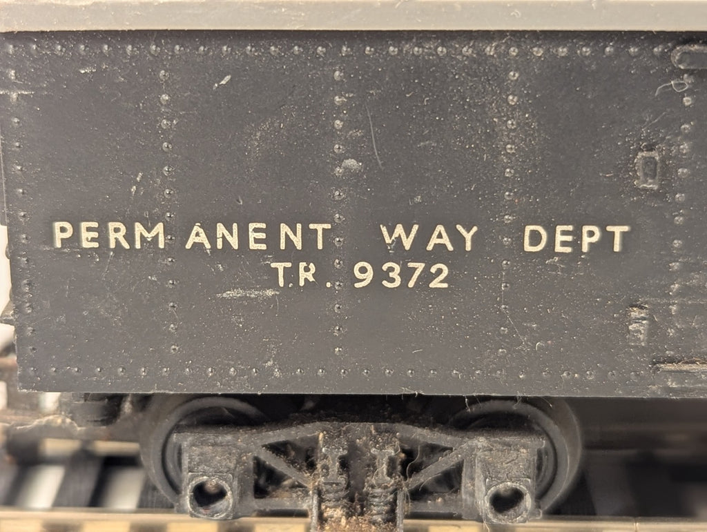 Tri-ang OO Gauge Track Cleaning Car Goods Wagon T.R. 9372