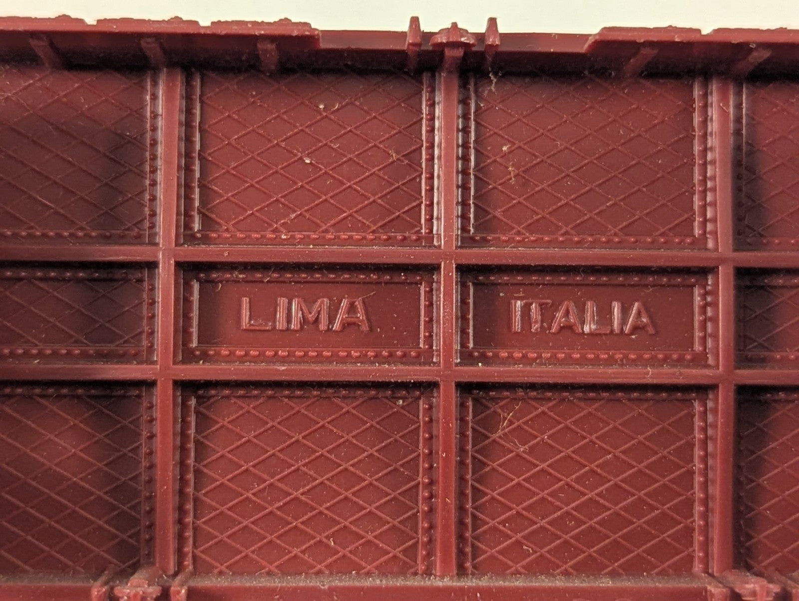 Lima HO Gauge SNCF 2nd Class Coach Passenger Coach 77104 SNCF Maroon