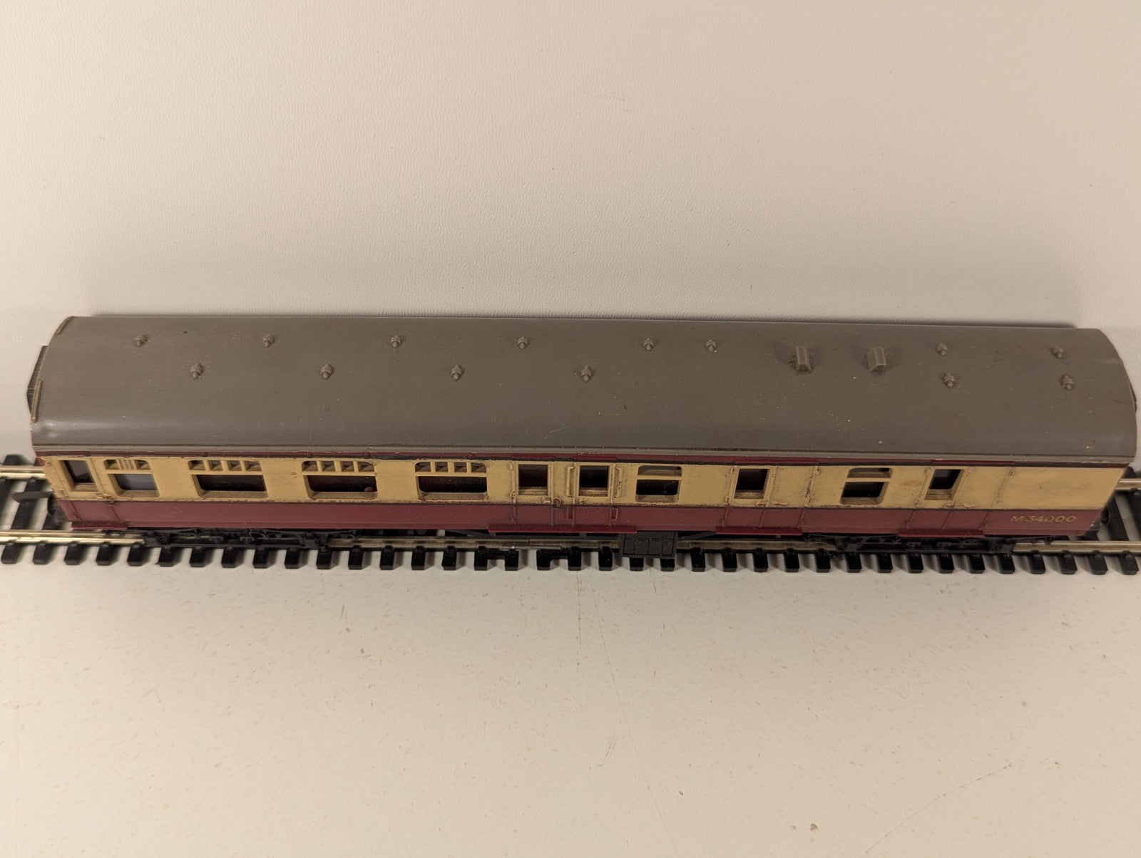 Tri-ang R28 OO Gauge BR Brake Coach Crimson & Cream
