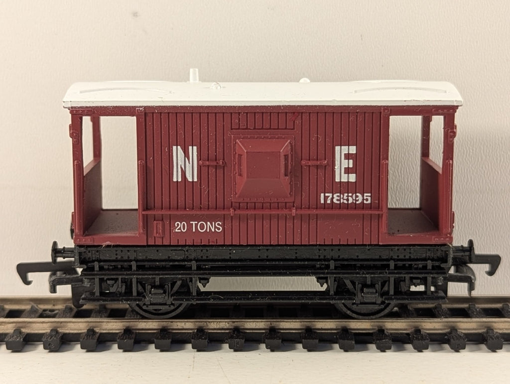 Mainline 37-140 LNER 20 Ton Brake Van Brown OO Gauge