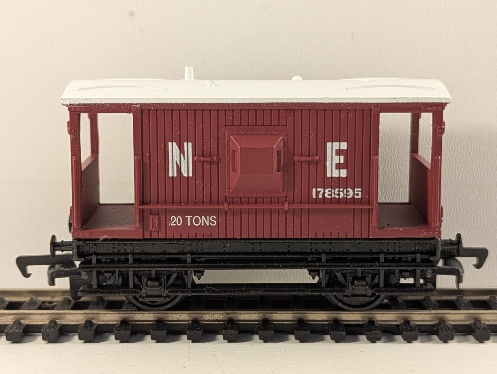 Mainline 37-140 LNER 20 Ton Brake Van Brown OO Gauge