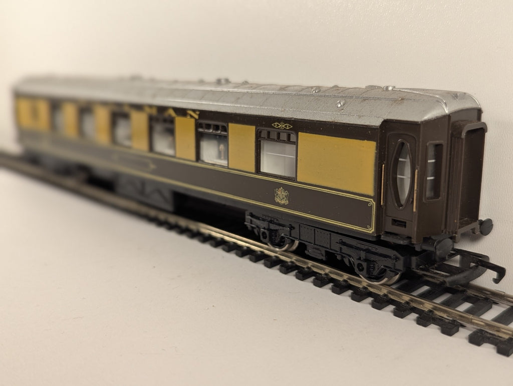 Hornby OO Gauge Pullman Car Lucille Passenger Coach Pullman Umber and Cream