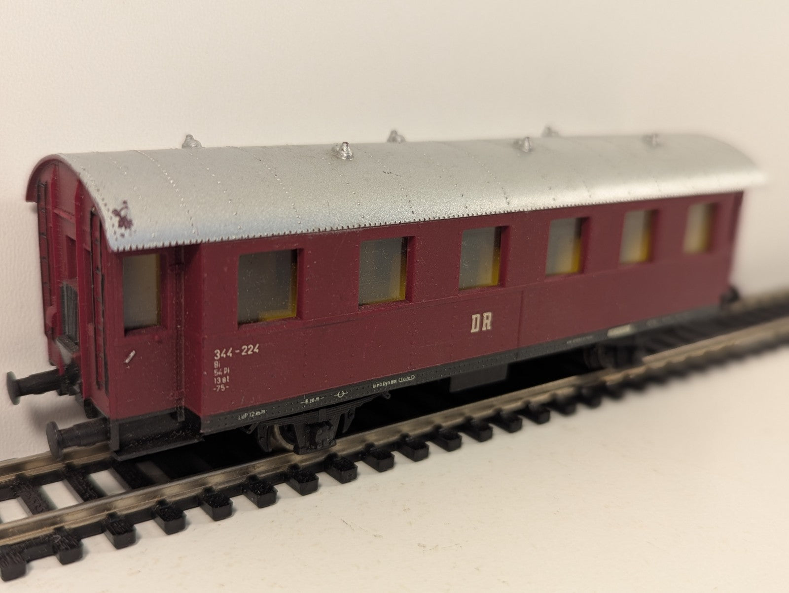 Piko HO Gauge Deutsche Reichsbahn Maroon Passenger Car Missing Couplings