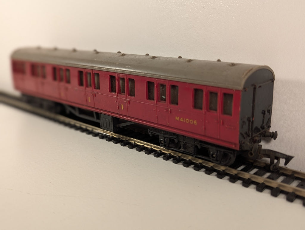 Tri-ang OO/HO Scale M41006 BR Suburban Composite Coach – BR Maroon