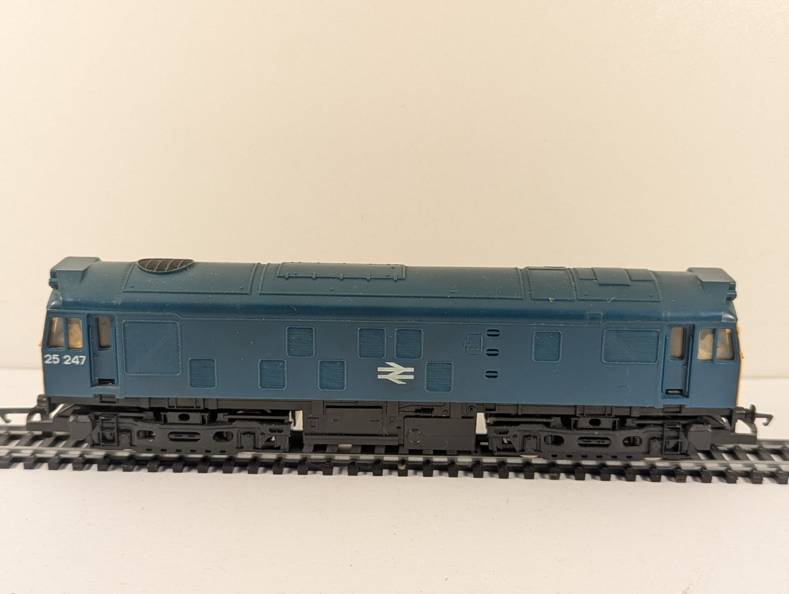 Hornby R326 OO Gauge Class 25 Diesel Locomotive Poor Runner