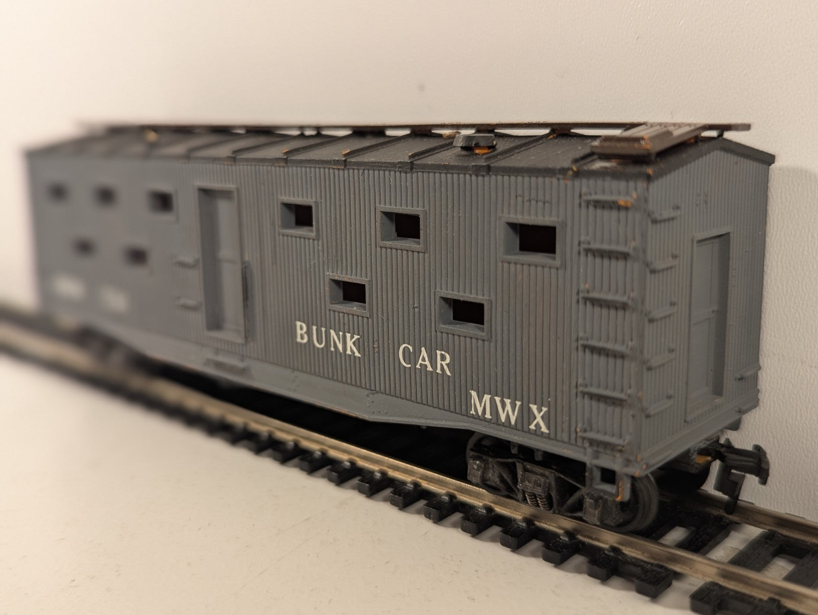 MDC Roundhouse HO Scale MOW Bunk Car MW 731 Grey