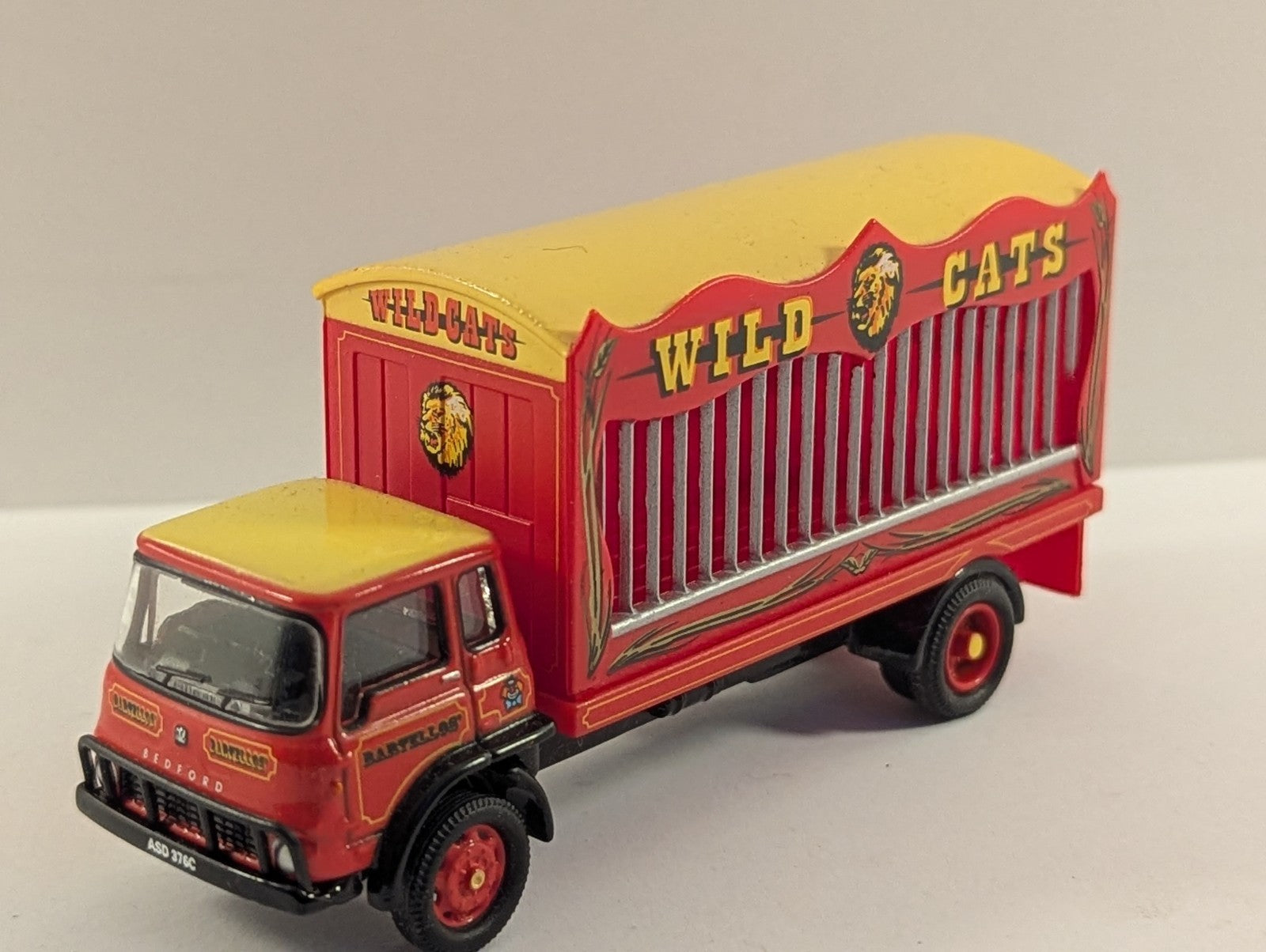 Hornby SkaleAutos Bartellos Big Top Circus Wild Cats Bedford TK Truck