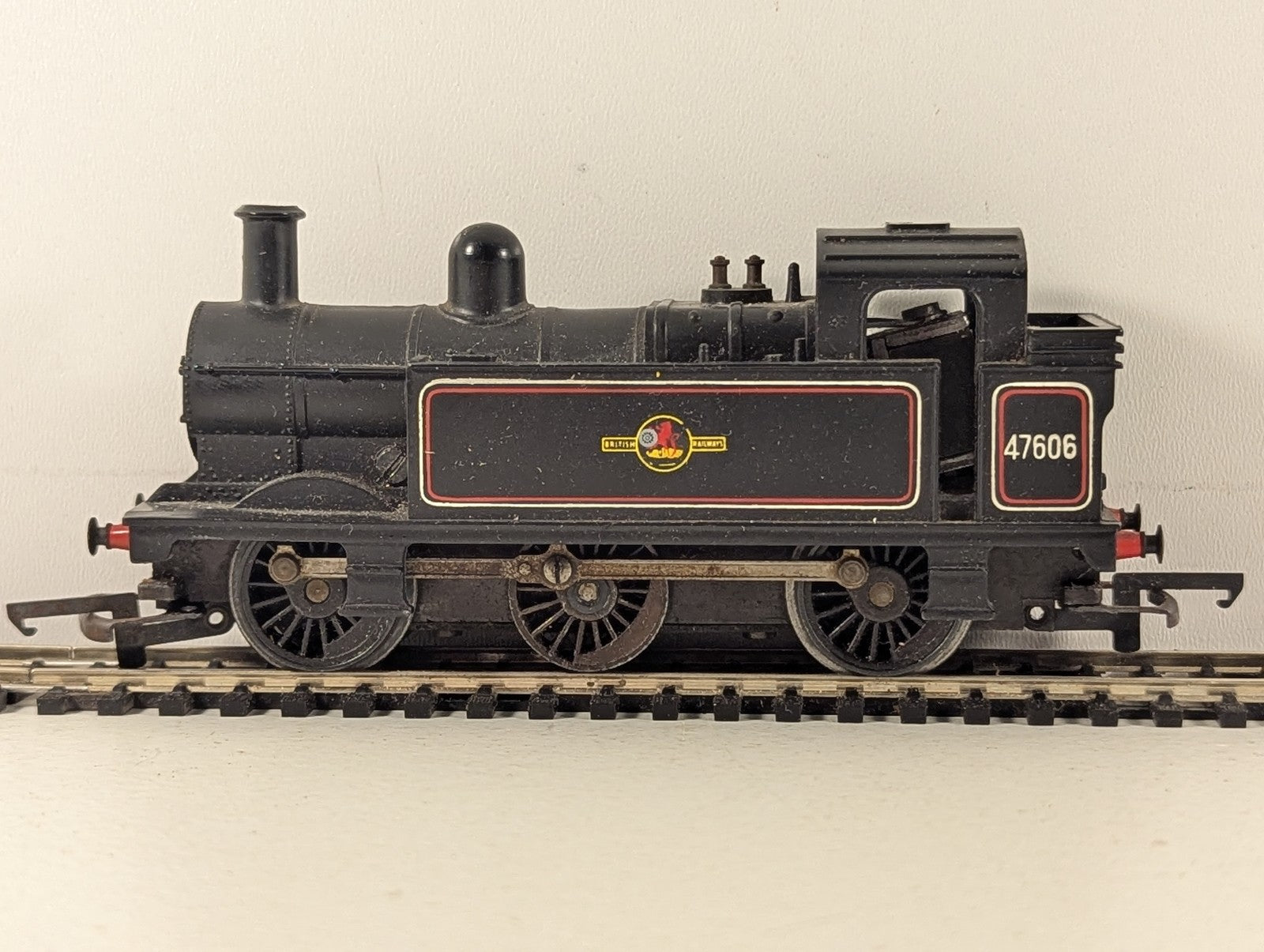 Tri-ang OO Gauge Class 3F Jinty 0-6-0T Locomotive 47606 BR Black (Early Emblem)