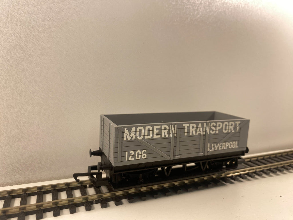 Hornby R1115 Long Wheelbase Wagon “Modern Transport” – OO Gauge