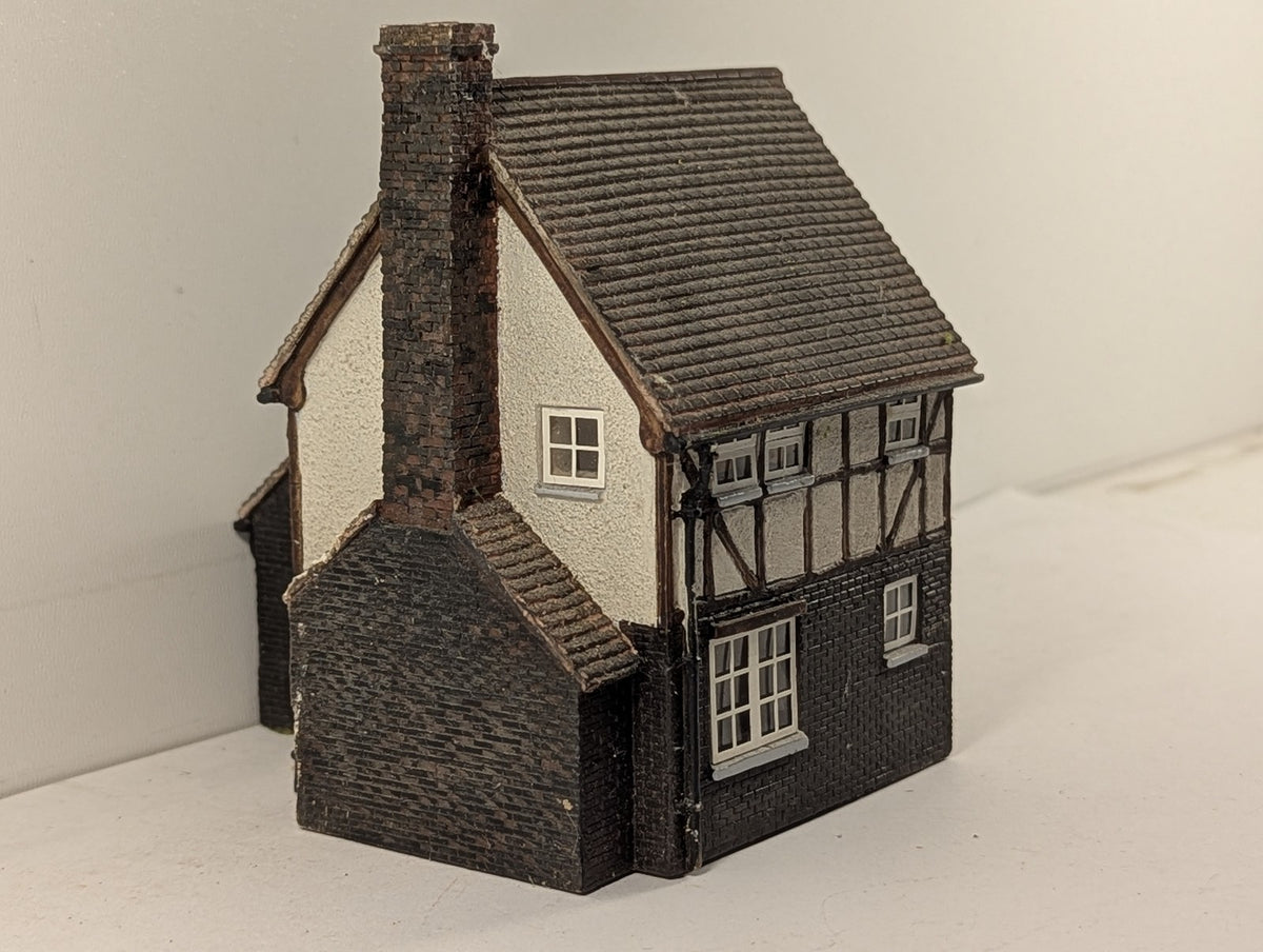 Hornby OO Gauge Skaledale Corner Cottage Model Railway Building R8624