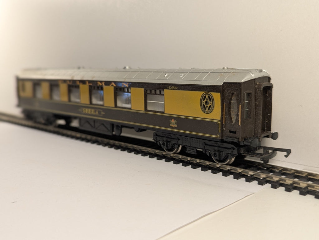 Hornby R229 OO Gauge Pullman Coach "Sheila" - Damaged Name Decals