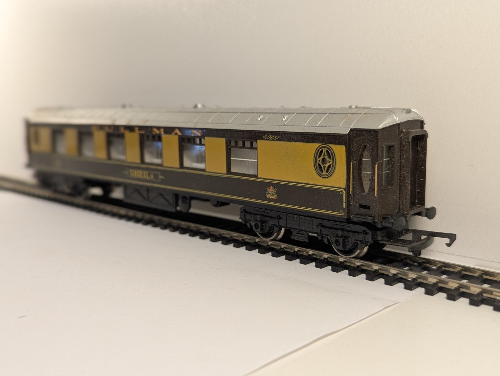 Hornby R229 OO Gauge Pullman Coach "Sheila" - Damaged Name Decals