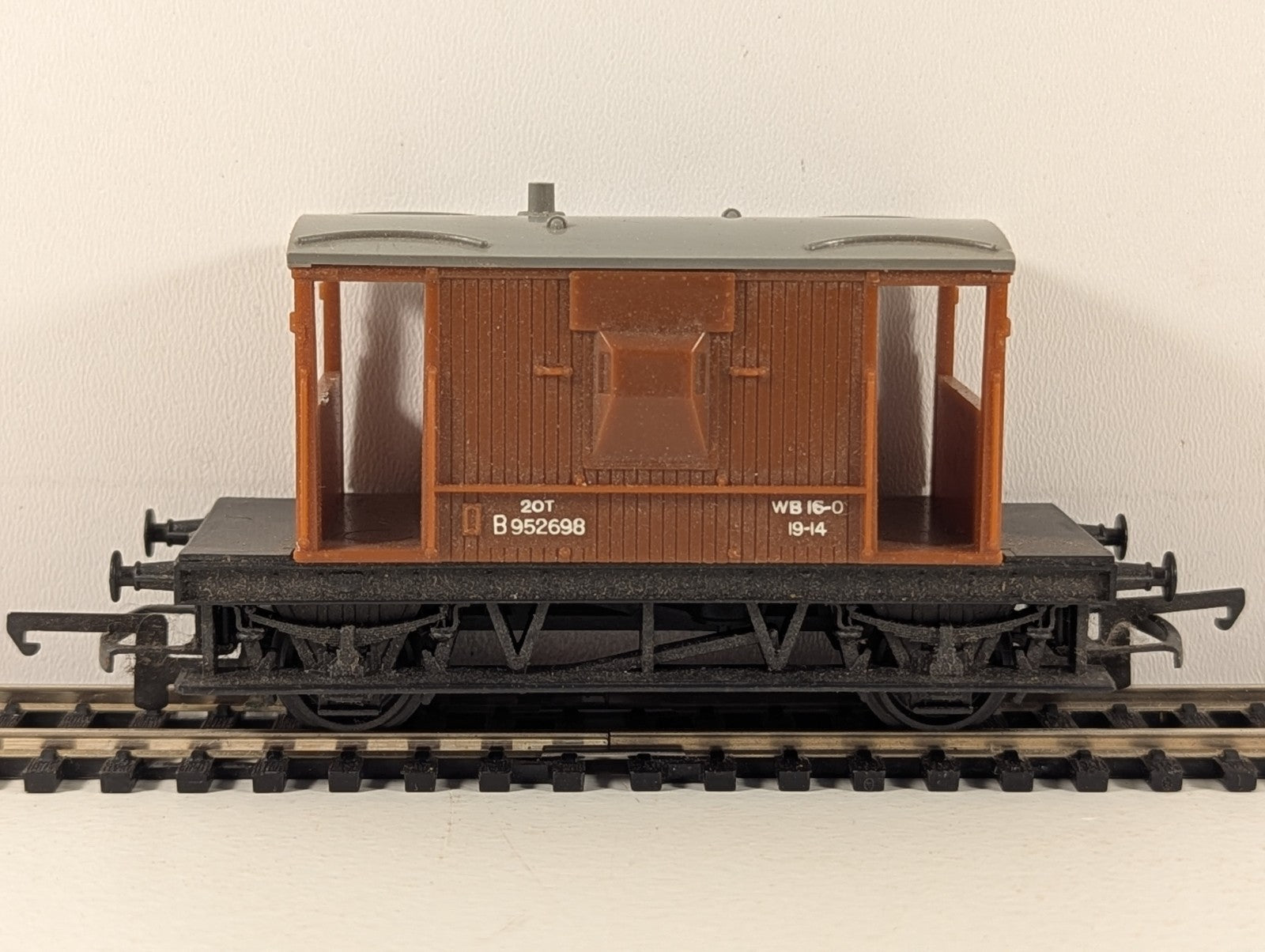 Tri-ang Hornby R636 OO Gauge BR Brake Van - Boxed but box is damaged