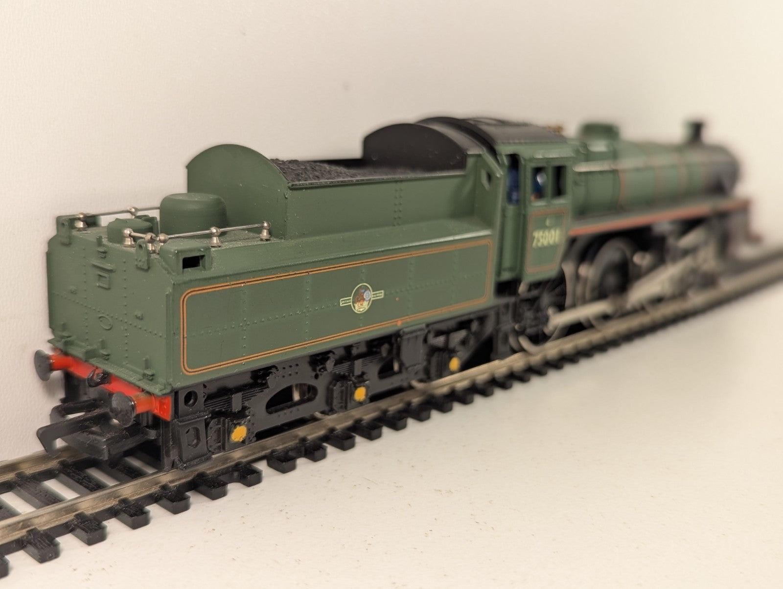 Mainline 37-053 BR Standard Class 4 4-6-0 Steam Locomotive Green OOGauge - Boxed