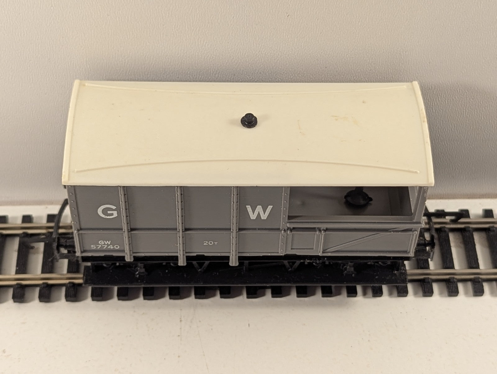 Tri-ang Hornby R124A OO Gauge GWR 20T Brake Van