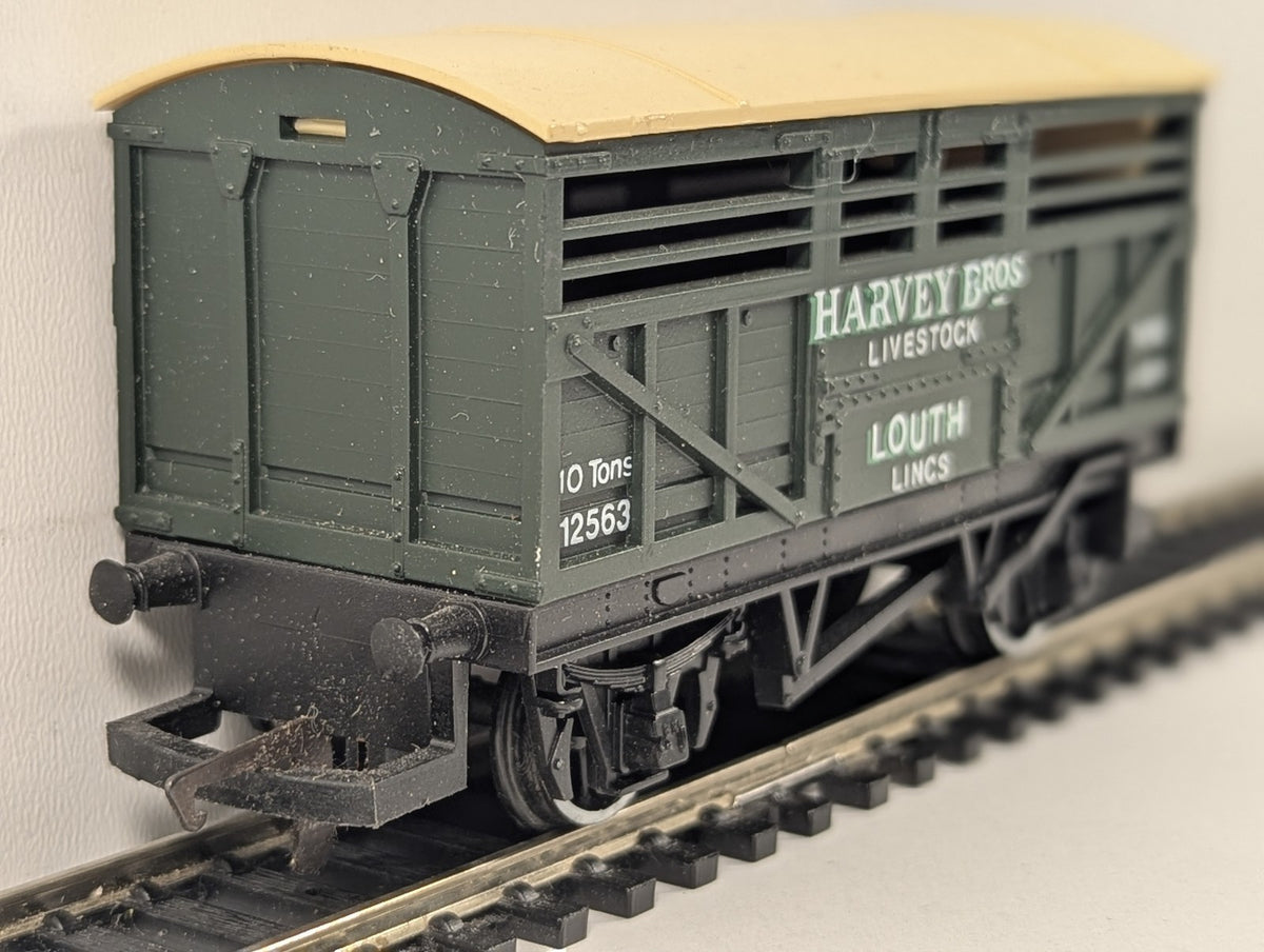 Hornby OO Gauge Harvey Bros Livestock Wagon Goods Wagon 12563 R013