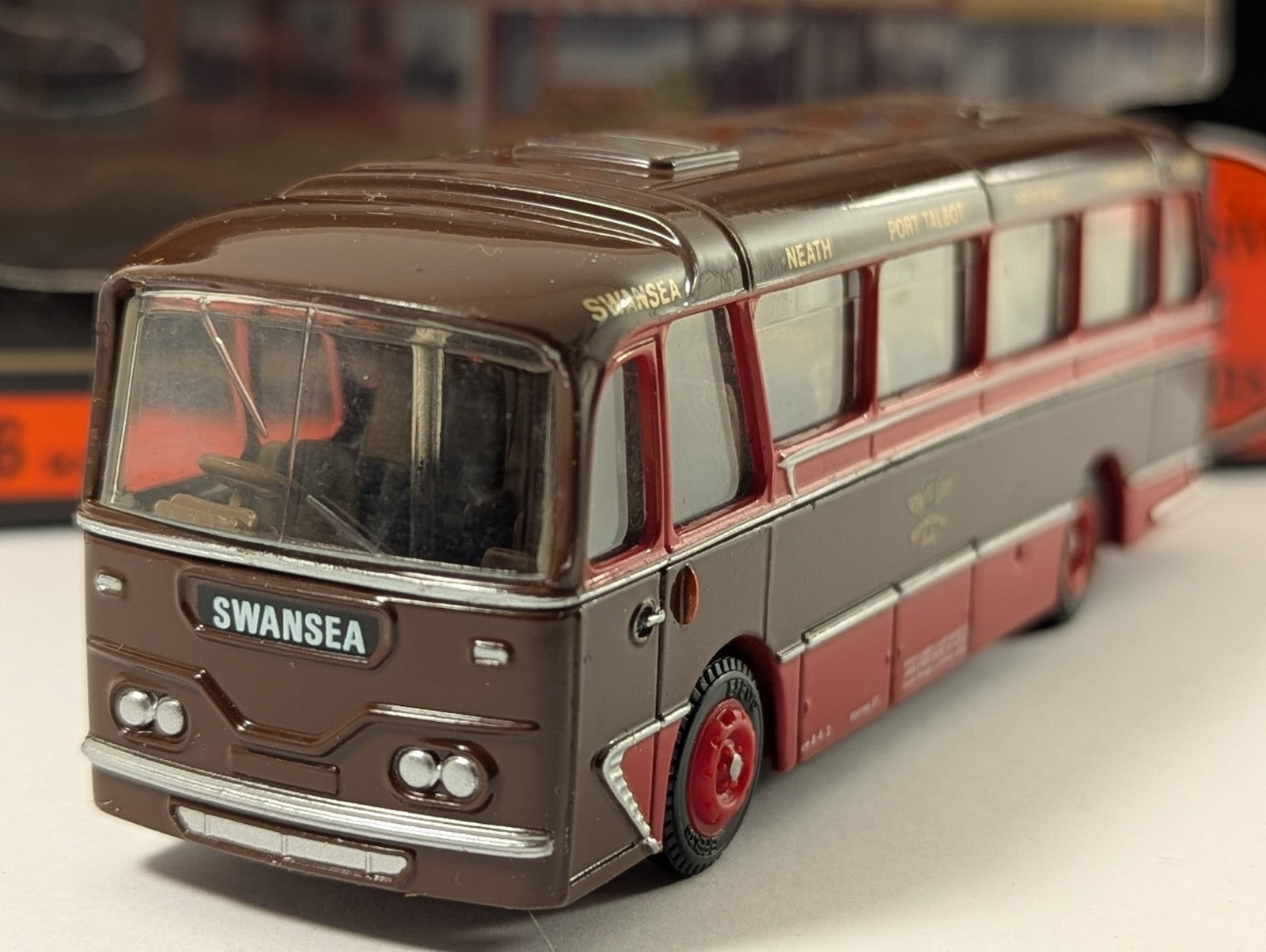 EFE 12105 OO Gauge Cavalier Coach Neath & Cardiff - Boxed