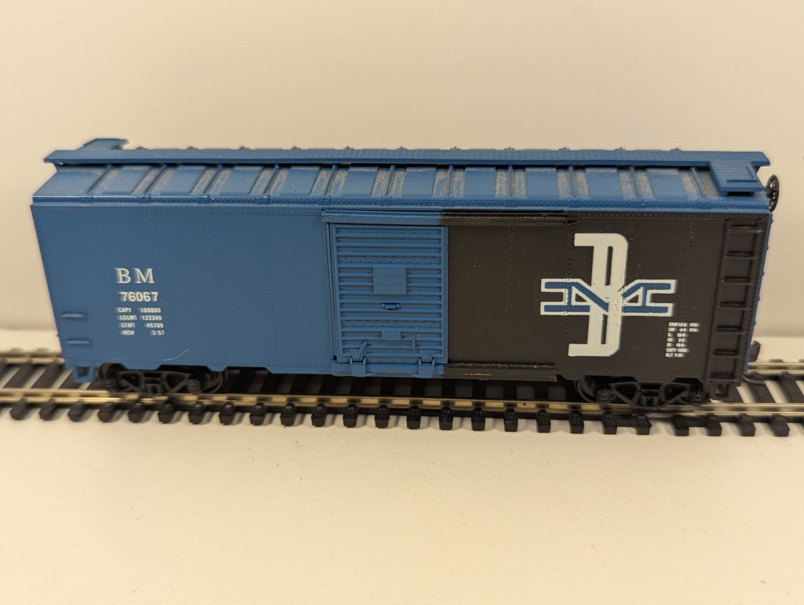 Athearn HO Gauge 70324 Boston & Maine 40ft Boxcar Superior Door boxed