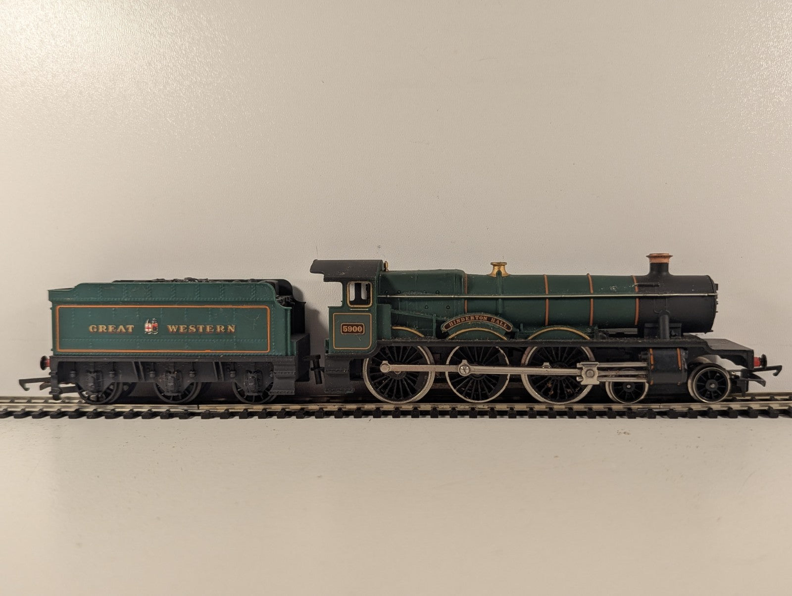 Hornby OO Gauge GWR Modified Hall Class 'Hinderton Hall' Loco