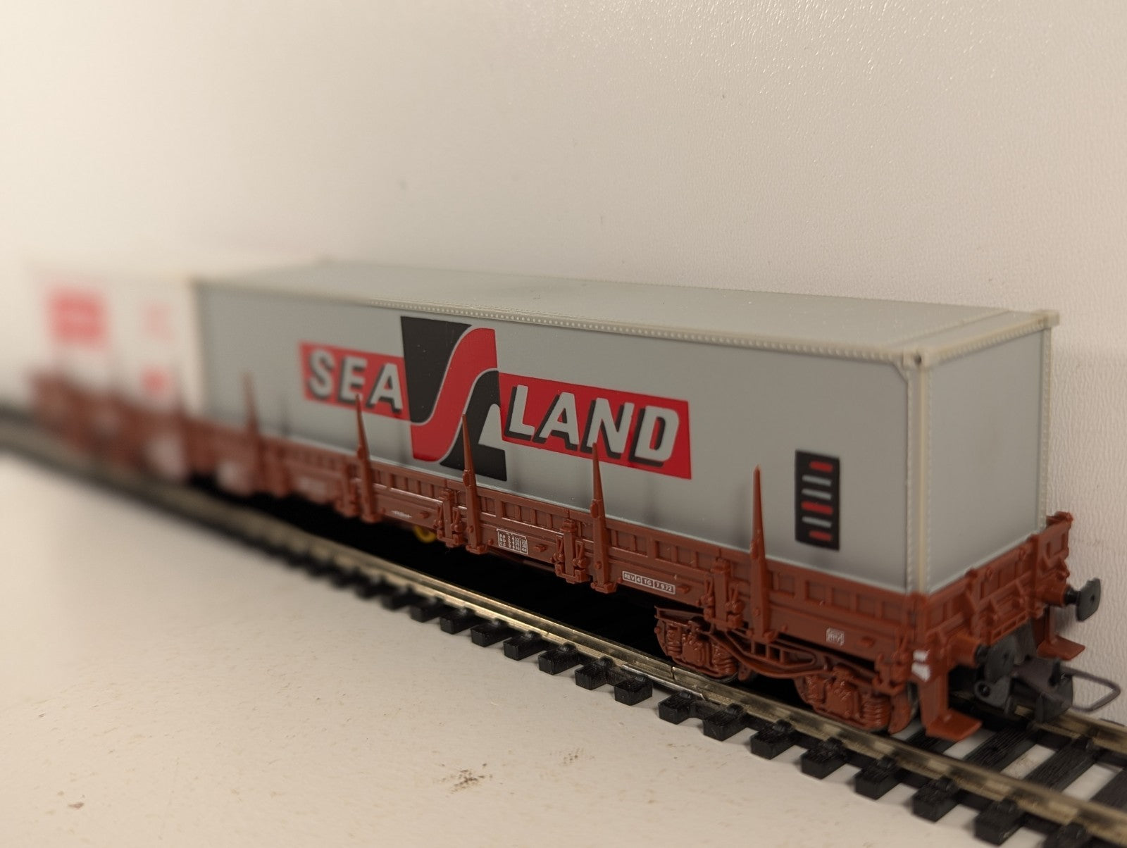 Jouef HO Gauge Bogie Flat Wagon with Findus and Sea-Land Containers