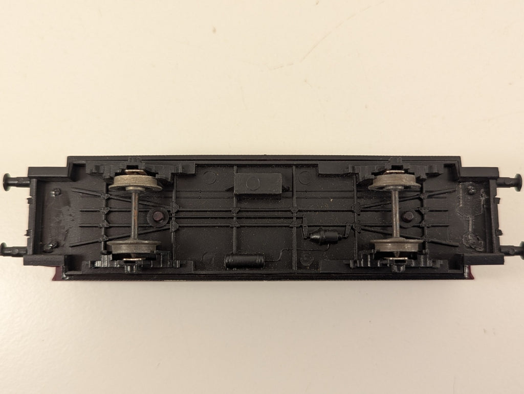 Piko HO Gauge Deutsche Reichsbahn Maroon Passenger Car Missing Couplings