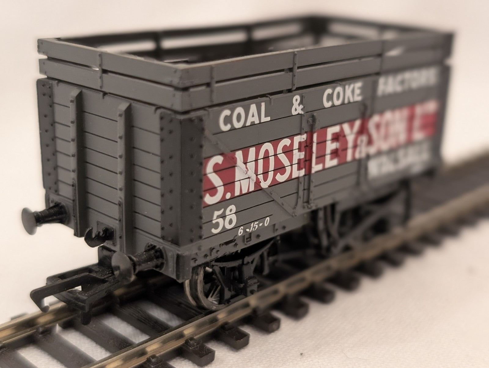 Bachmann Branchline OO Gauge 37-180 S Moseley & Son 7 Plank Wagon