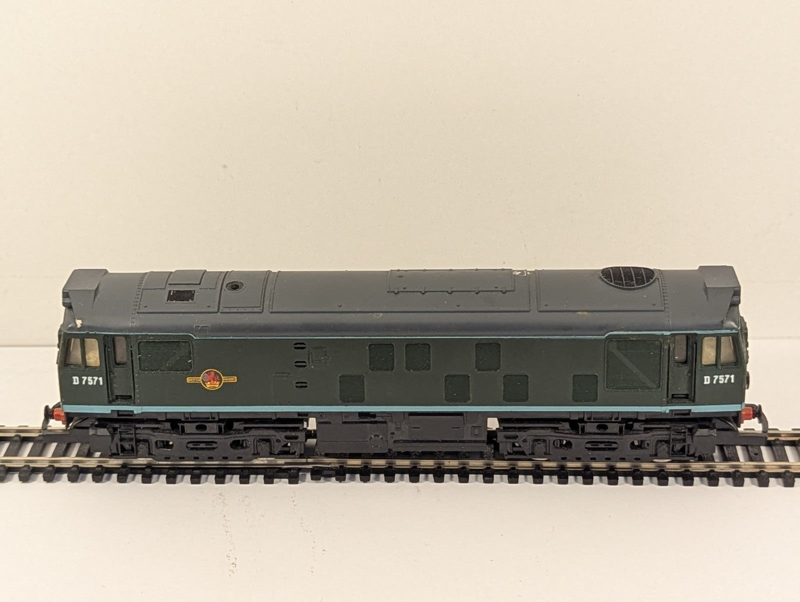 Hornby R327 BR Class 25 D7571 Diesel Locomotive OO Gauge