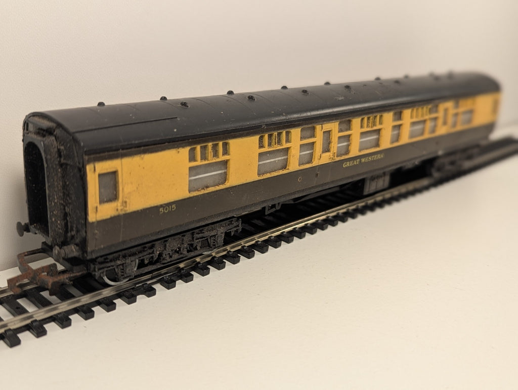 Hornby OO Gauge GWR Corridor Composite Coach 5015
