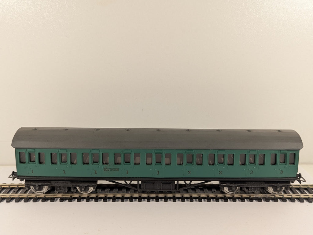 Graham Farish OO Gauge Southern Railway Green Third Class Coach Boxed