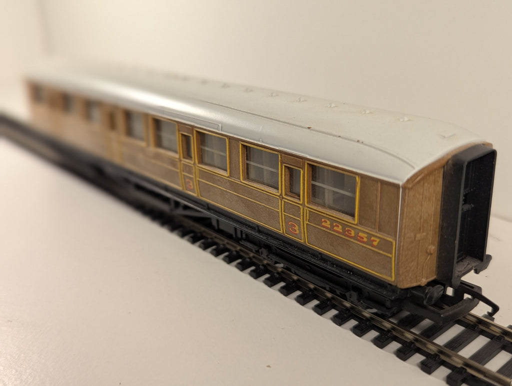 Hornby Railroad LNER Teak Composite Coach – 22357