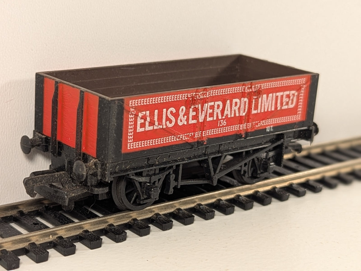 Mainline 37-131 OO Gauge 5-Plank Open Wagon – Ellis & Everard Ltd – No. 136
