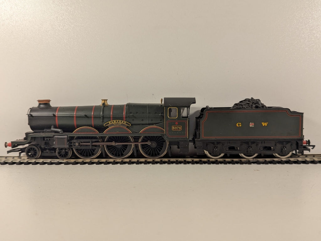 Hornby OO Gauge GWR Castle Class 5074 Hampden Castle steam locomotive model on track