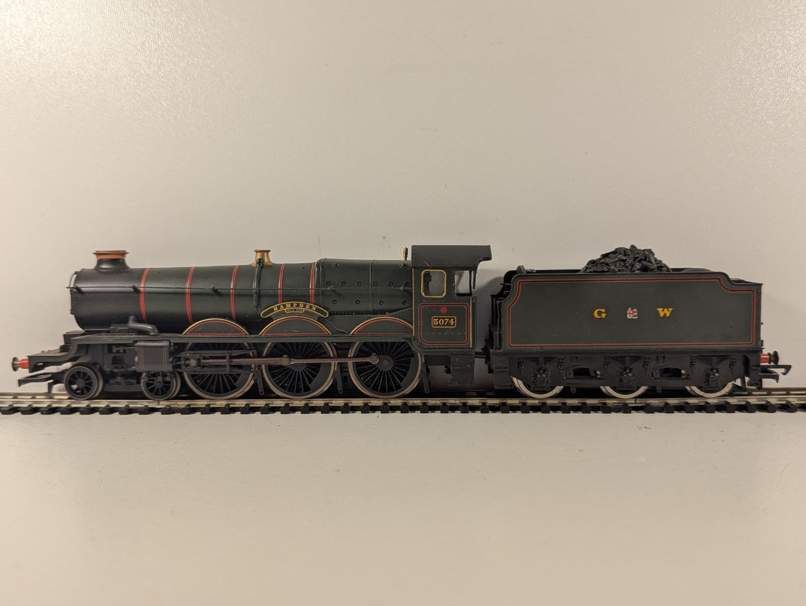 Hornby OO Gauge GWR Castle Class 5074 Hampden Castle steam locomotive model on track