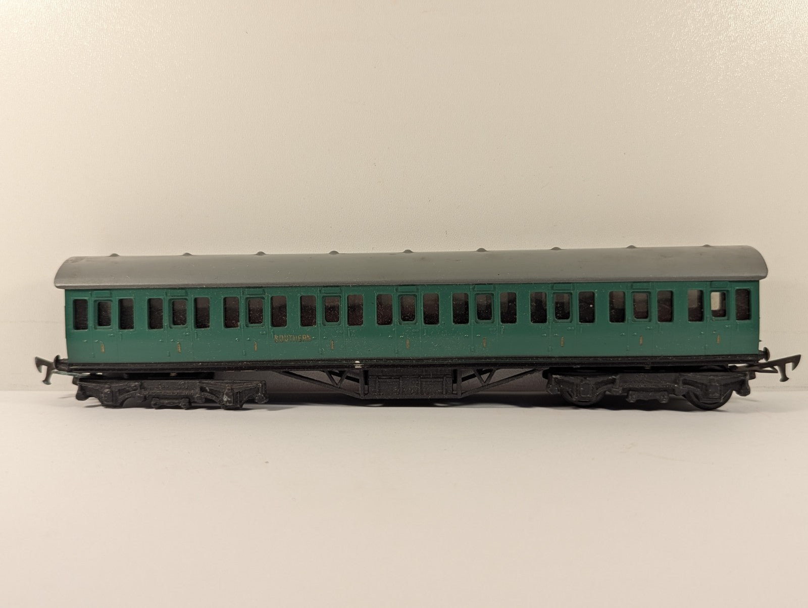 Graham Farish OO Gauge Southern Railway First Class Suburban Coach - Boxed