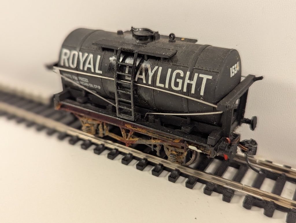Mainline 37-134 Tank Wagon“Royal Daylight Paraffin” Weathered Missing Coupling